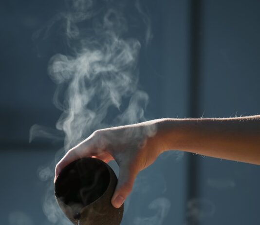 현대인의 일상 속, 대체요법 어떻게 활용할까? person pouring hot water on white cup