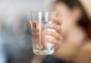 마시는 물에 한 번 더 신경쓰기, 일상의 건강 지키는 첫걸음 person holding clear drinking glass