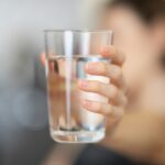 마시는 물에 한 번 더 신경쓰기, 일상의 건강 지키는 첫걸음 person holding clear drinking glass