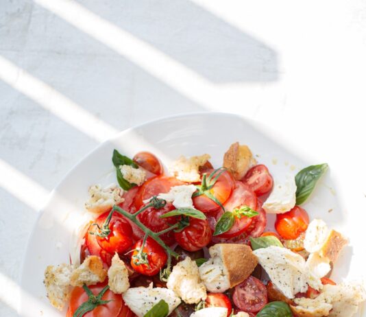 ‘마음 챙기는 식단’ 일상에 스며들다…건강도 맛도 챙기는 생활 속 실천법 sliced tomato and green leaf vegetable on white ceramic plate