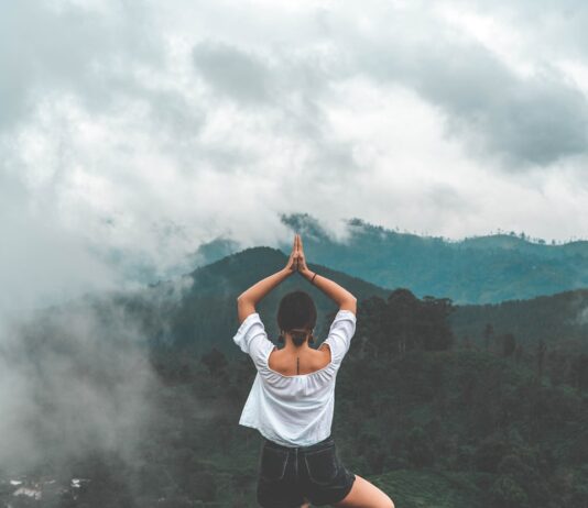 마음과 몸의 조화: 웰니스 회복으로 삶의 활력을 되찾자 woman standing on rock facing forest