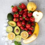 ‘마음 챙김 식사법’, 바쁜 현대인들의 건강한 식탁 습관으로 자리잡아 strawberries and bananas on white table