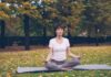 집에서도 손쉽게, ‘마음챙김 운동’ 바람… 실생활 루틴으로 스트레스 줄이기 Woman meditating in a park during autumn.